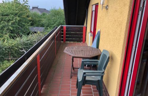 Huenfeld Apartment | Natürlicher Holzkomfort im hessischen Kegelspiel
