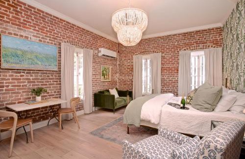 Natchez Apartment | Natchez Charm - Studio, 1 Bath, Full Kitchen, King Bed, 2 Blocks from Mississippi River
