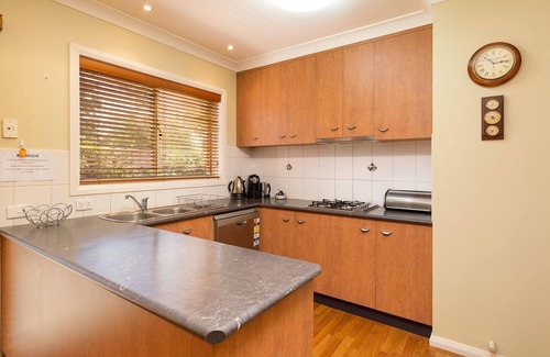 Albury House | Nathan Avenue Villa- comfortable, affordable townhouse with double garage - Three bedroom stylish townhouse with two queens, two singles and a trundle