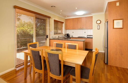 Albury House | Nathan Avenue Villa- comfortable, affordable townhouse with double garage - Three bedroom stylish townhouse with two queens, two singles and a trundle
