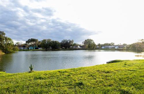 Seffner Community Alliance House | Natural Getaway with lake view and game room!
