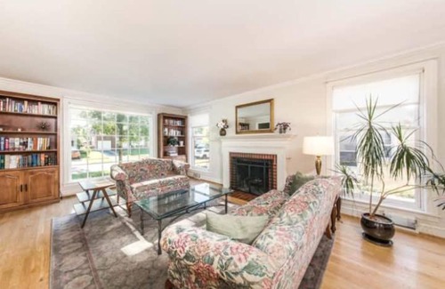Park Ridge Apartment | natural sunlight home
