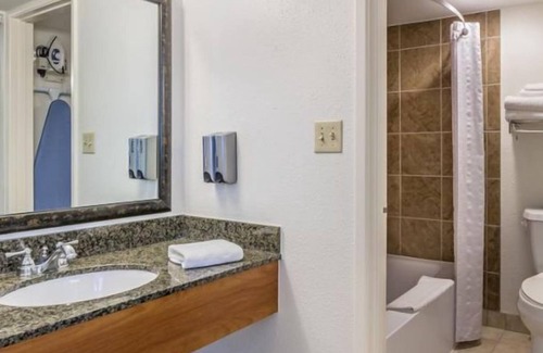 Wahweap Resort | Naturalistic Escape! Minutes away from Lake Powell Campground, Pool, Restaurant