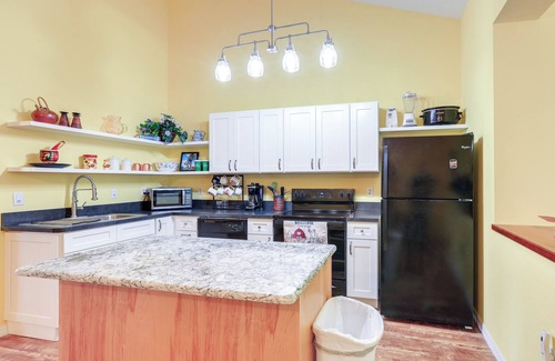 Williston House | Nature Coast Farmhouse w/Screened-In Porch!