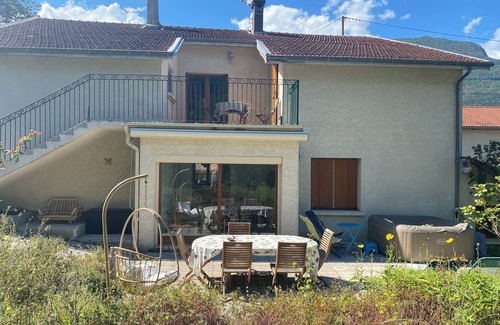 Vif House | Nature Discovery Stay with Jacuzzi & Brasero Monteynard Lakes-Bridges Hiking and Spa