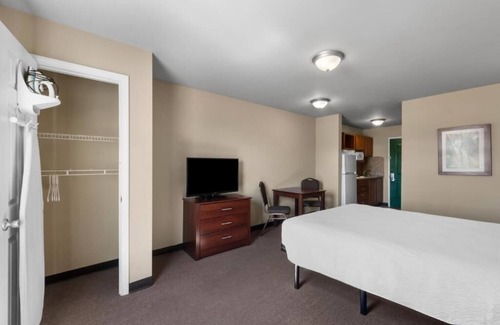 Pleasanton Hotel | Nature Lover's Delight: Room Near Local Attractions & Pond