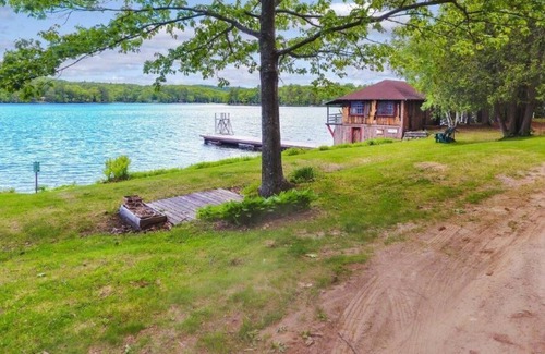 Readfield Cabin | Nature Lovers' Paradise: A Rustic 1BR Cabin w/ shared access to Lovejoy Pond