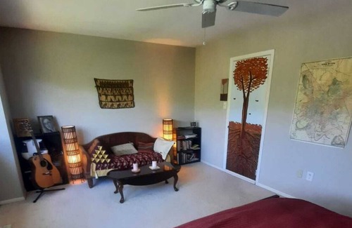 Tuscarora House | Nature Oasis with Lake Views - Centrally Located 2-Bedroom Townhouse on a Lake