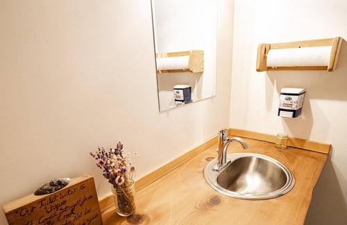 Alberni-Clayoquot Cabin | Nature retreat centre on Vargas Island
