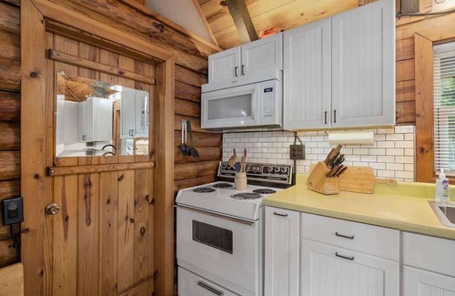 Golden Cabin | Nature's Nook - Fire Pit & Near Fishing & Golf