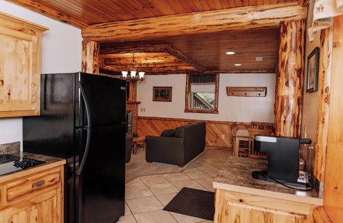 Dundee Cabin | Nature's Pathways Suite: Luxury Suite in Amish Country, Ohio.