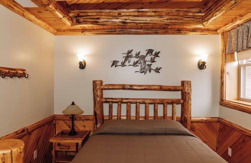 Dundee Cabin | Nature's Pathways Suite: Luxury Suite in Amish Country, Ohio.