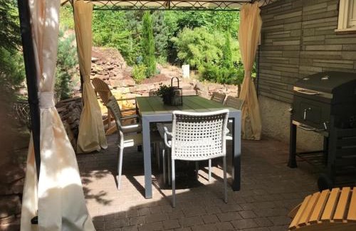 Melsungen House | Naturhäuschen mit Kamin - Feuerschale - Garten - mit beheizbarem Gartenwhirlpool