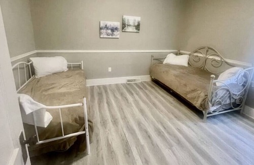 Hamilton House | Nauvoo Area Arts & Crafts Home Sleeps 18