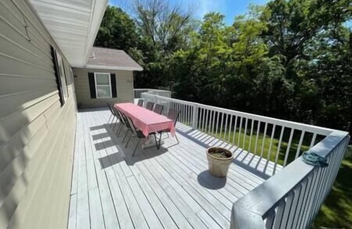 Nauvoo House | Nauvoo Family Reunion Retreat! 8/4 Sleeps 23!