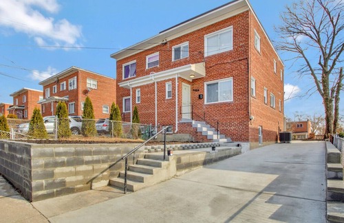 Silver Spring House | Nava Home . Sleeps 6 .