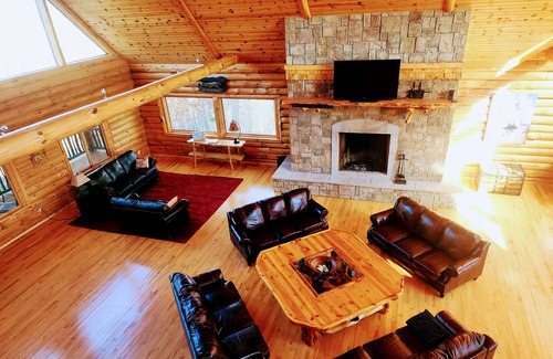 Cassville Cabin | nBeautiful, Spacious Wisconsin Log Cabin Lodge With Breathtaking Water Views!