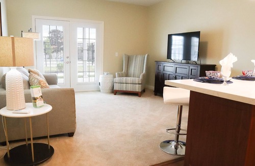 Castleton Apartment | NCAA Football, 1BR/1BA-Apt w/Kitchnt, Rm Svc Avail