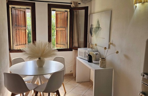 Rena Majore House | nCharming 1-Bedroom Getaway with WiFi & AC in Stunning Rena Majore