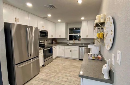 Phoenix House | Near Camelback, 7 mins from Airport, Sleeps 11
