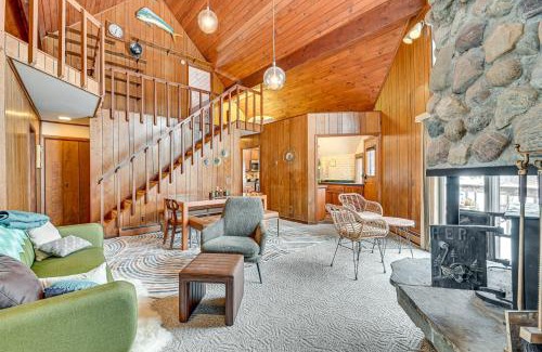 Naples House | Near Canandaigua Lake Retro Cabin with Deck and Views