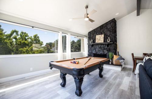 Sandy House | Near City Park-mountains-canyons-game Room-pool