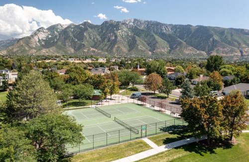 Sandy House | Near City Park-mountains-canyons-game Room-pool