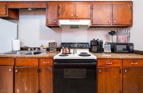 Pineville Apartment | Near Cleco & Hospital | w/Office | 55" TV | King 🛏