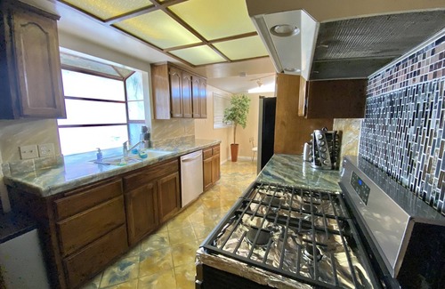 Sherwood Forest and Thistle Development House | NEAR DISNEYLAND AND CONVENTION CENTER 6 BEDROOM 3 BATHROOM