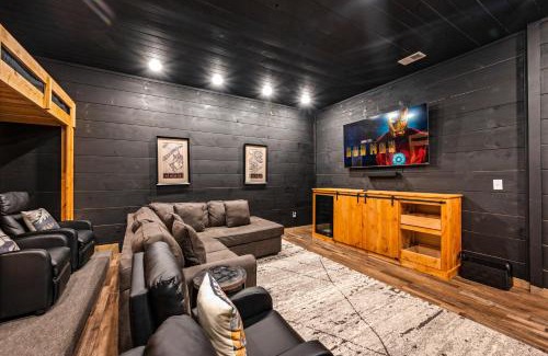 Sevierville House | Near Dollywood With Hot Tub, Game Room Home Theater