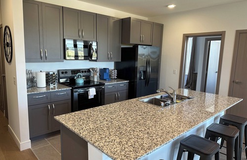 Madison Apartment | Near Downtown | Kid & Pet Friendly | Garage | W/D