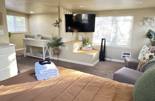 Medford House | Near Downtown Studio-Parking-SmartTV -Kitchenette