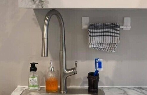 Auden Park Apartment | Near express routes to Queens/St. Lawrence/DT. Guest Suite in family home.n