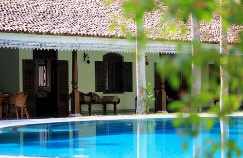 Unawatuna Villa | Near Galle, recent colonial house, 3 bedrooms, large swimming pool in the park