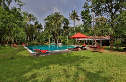 Unawatuna Villa | Near Galle, recent colonial house, 3 bedrooms, large swimming pool in the park