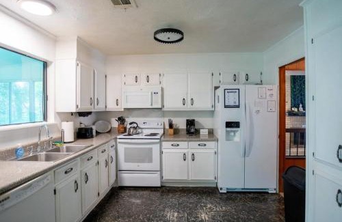 Montgomery House | Near Hospital & Dining- Merry on Moorcroft