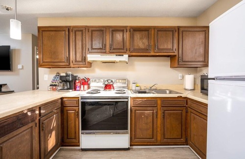 Pineville Apartment | Near Hospitals | P&G | 3 TVs | King 🛏 | PetsOK🐩