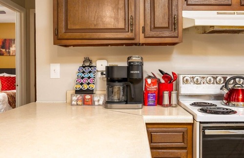 Pineville Apartment | Near Hospitals | P&G | 3 TVs | King 🛏 | PetsOK🐩