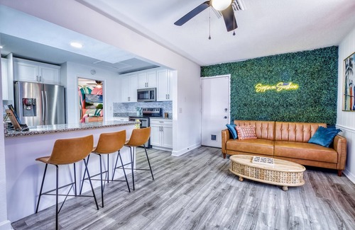 Whitfield House | Near IMG! Free Heated Pool, Fire Pit, Golf, BBQ, Arcade Games!