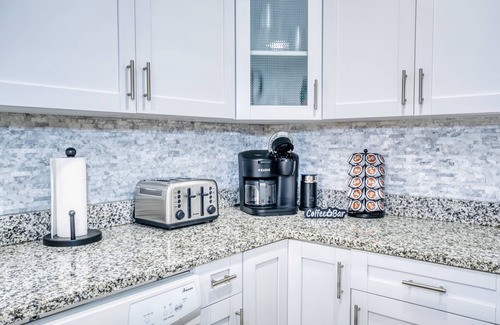 Whitfield House | Near IMG! Free Heated Pool, Fire Pit, Golf, BBQ, Arcade Games!
