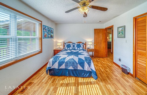 Mt. Sherman Other | Near it ALL! Huge farmhouse sleeps 8, 5 mins to Buffalo River, Climbing, Hiking