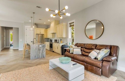 Tradewinds House | Near Marina with 2 king beds, a balcony, and 20 mins to Pensacola Beach