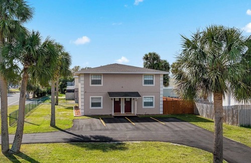 Melbourne House | Near MLB Airport, FIT, HRMC, Downtown & Beaches! 1