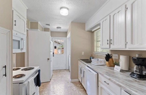 Gunter Afs House | Near Parks, Dining, & Shopping - Glade Park Gem