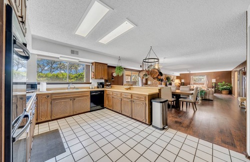 Universal City House | Near Randolph AFB | Pool | Grill | Sleeps 16