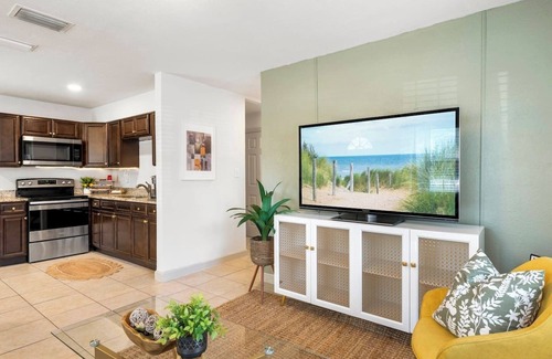 North Hyde Park House | Near RJ Stadium | XXL Pergola | Outdoor TV Daybed