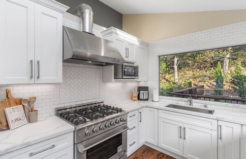 San Bruno House | Near SFO! Clean & Spacious Hot Tub w/Stunning Views