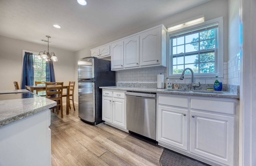 Columbus House | Near Shops, Dining & Airport- The Hilltop Bungalow