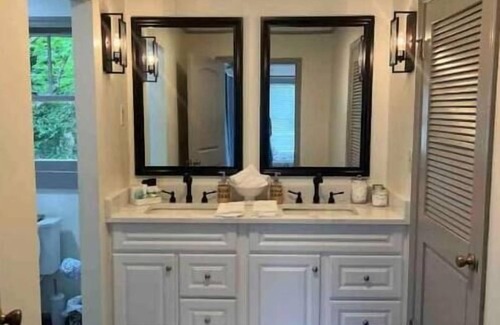 Covington House | Near square, 4000sf, 2set dining/living, fireplace