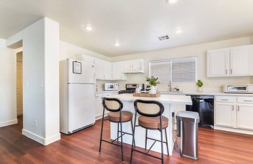 Silverado Ranch House | Near Strip & Airport - 3BR + Golf